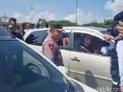 Saat Kapolri Menyapa dan Memberi Bingkisan kepada Pemudik di Tol Kalikangkung
